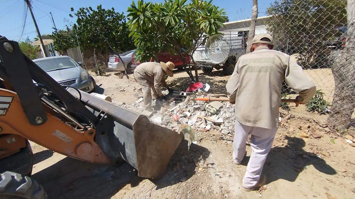 Personal de Aseo y Limpieza limpiando las calles de Los Cabos